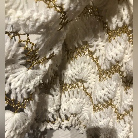 Vintage White & Gold Lurex cottagecore shawl - Picture 3 of 9